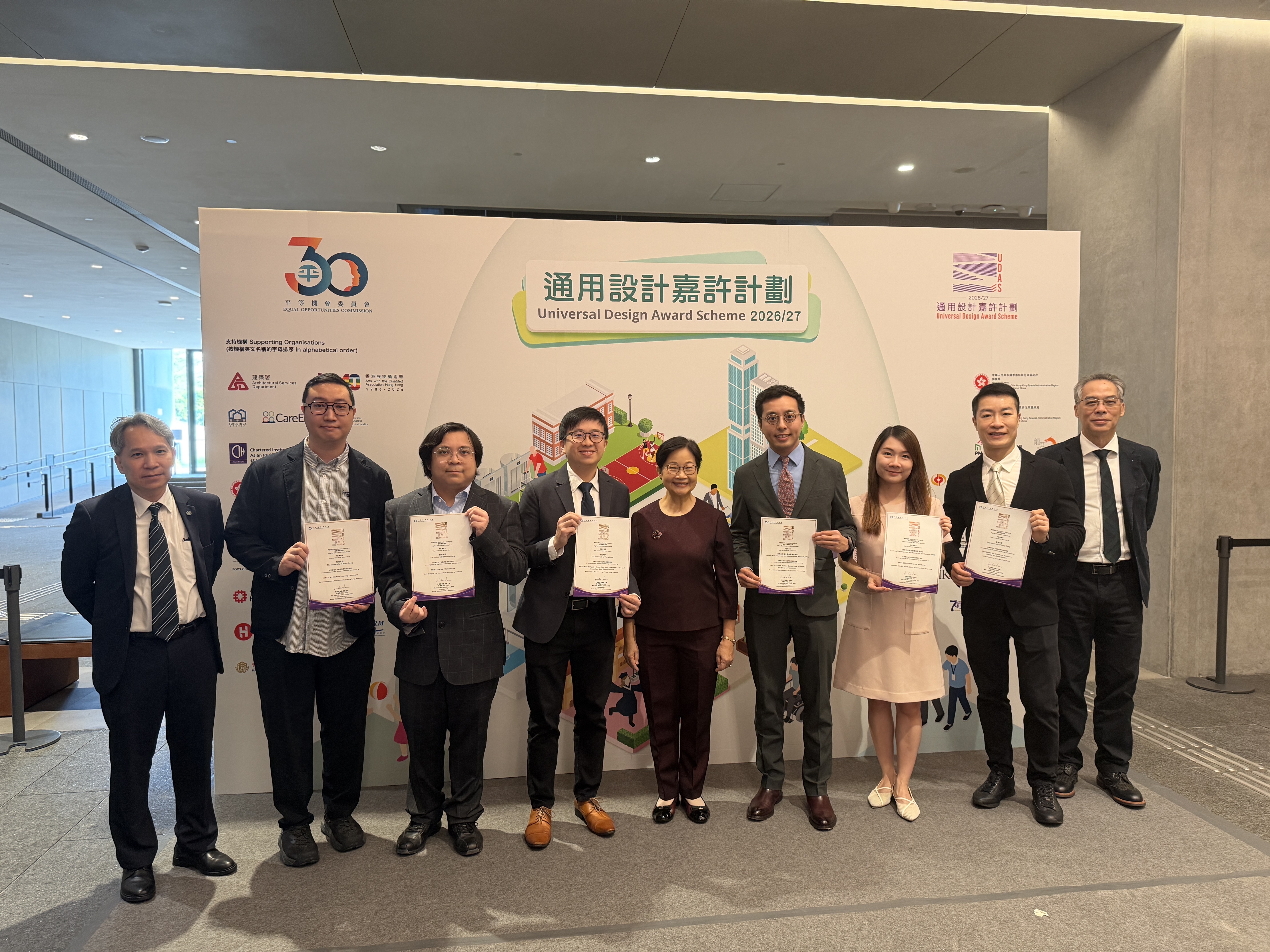 HKU representatives took a group photo with Ms. Linda Lam Mei-sau, EOC Chairperson (fifth right), Dr. Ferrick Chu Chung-man, EOC Executive Director (Operations) (1st right) and Mr. Ivan Luk Chi-cheung, EOC Executive Director (Enforcement) (first left)